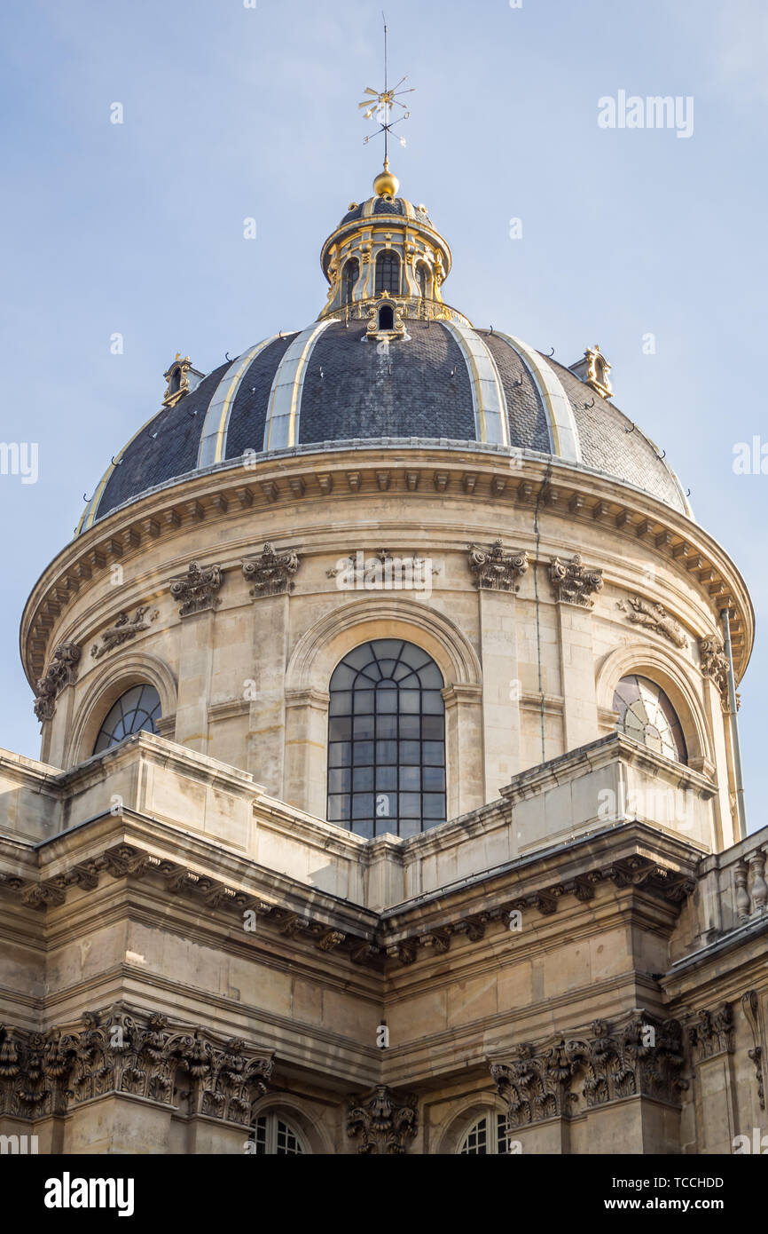 Nahaufnahme auf der Kuppel des Institut de France mit Blick auf den Pont des Arts in Paris von einem Sommertag Stockfoto