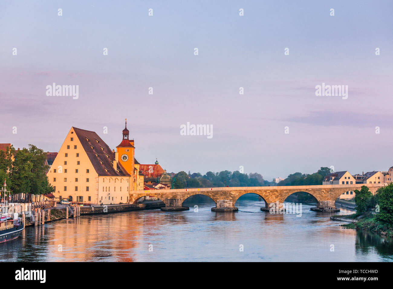 Regensburger Stadtbild mit der mittelalterlichen Brücke aus Stein (Steinerne Brücke) über die Donau, Bayern, Deutschland, Europa. Regensburg in der Bevölkerung Stockfoto