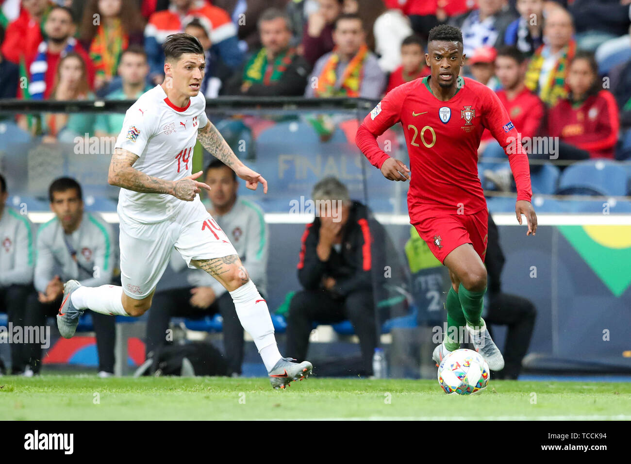 5. juni 2019 Porto, Portugal Fußball-Nationenliga - Portugal gegen Schweiz  Halbfinale der UEFA Nations League 2019 Steven Zuber aus der Schweiz,  Nelson Semedo aus Portugal Stockfotografie - Alamy