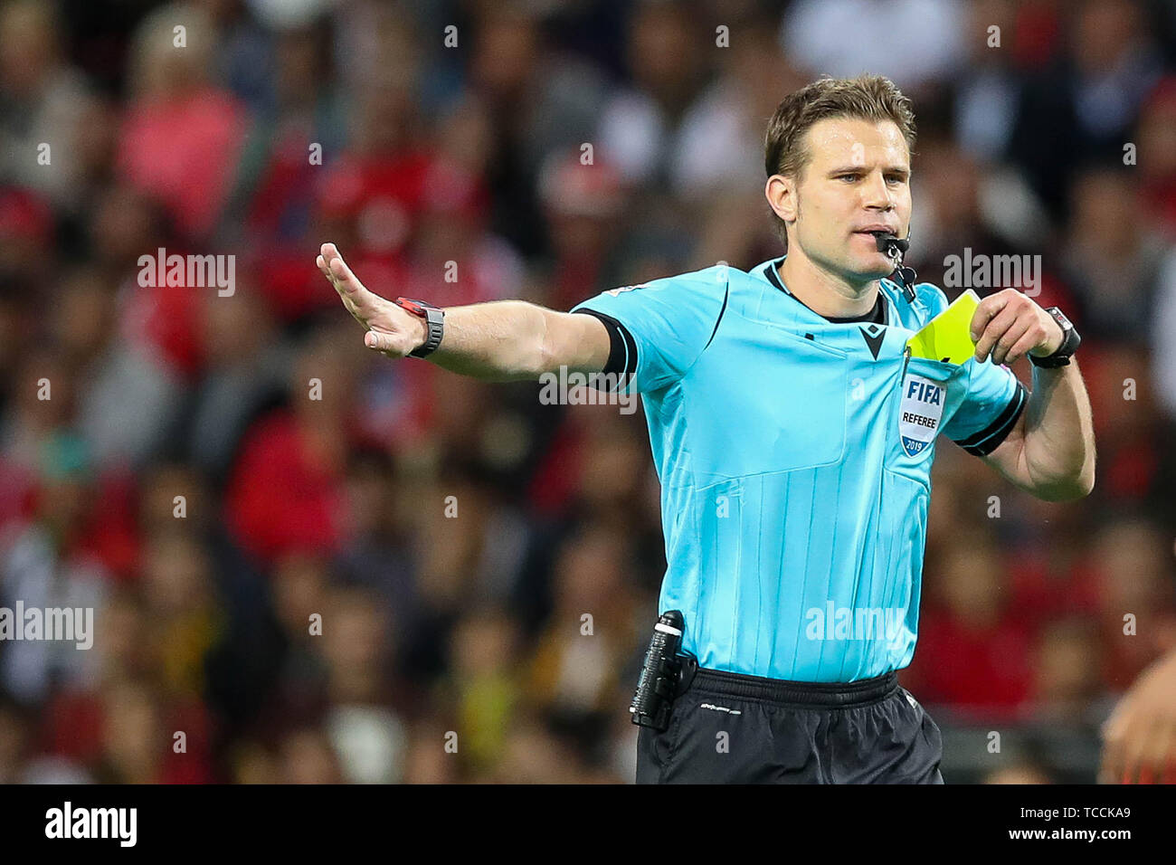 5. Juni 2019 Porto, Portugal Fußball-Nationen Liga - Portugal v Switzerland  Halbfinale UEFA Nationen Liga 2019 Schiedsrichter Felix Brych zeigt die  gelbe Karte Stockfotografie - Alamy