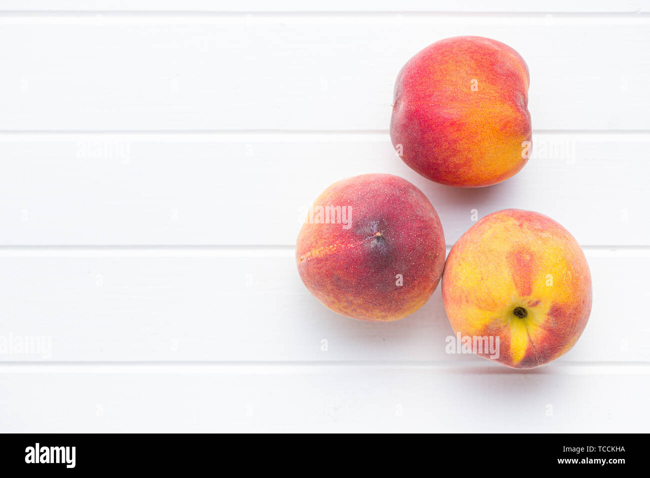Süße Pfirsiche Obst auf weißer Tisch. Stockfoto