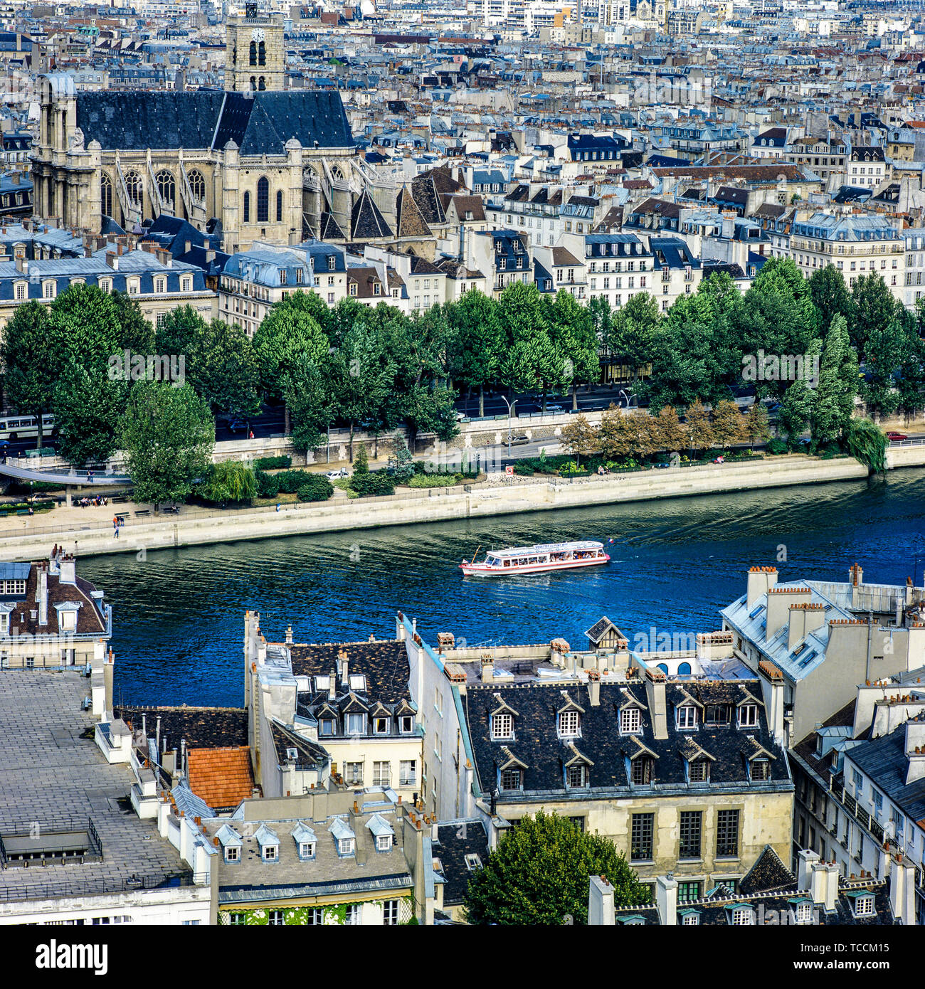 Überblick über die Stadt von der Kathedrale Notre-Dame de Paris, die Seine Sightseeing Kreuzfahrt Schiff, St Gervais und St. Protais Kirche, Paris, Frankreich, Europa, Stockfoto