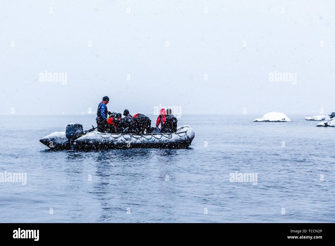 Über das Schlauchboot mit gefrorenen polar Taucher in der Nähe von Almirante Brown Schneefall, Antarktische Halbinsel Stockfoto