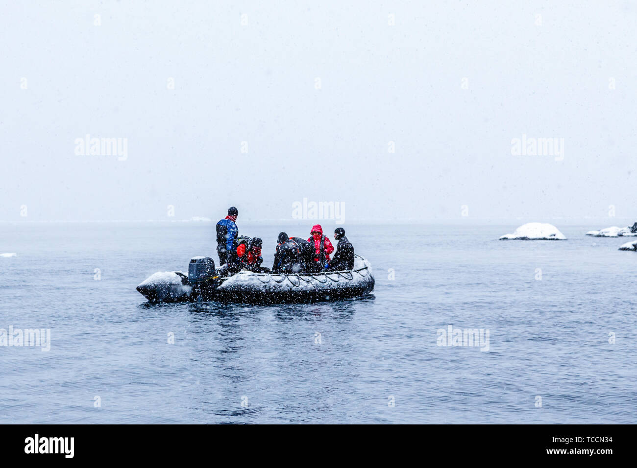 Über das Schlauchboot mit gefrorenen polar Taucher in der Nähe von Almirante Brown Schneefall, Antarktische Halbinsel Stockfoto