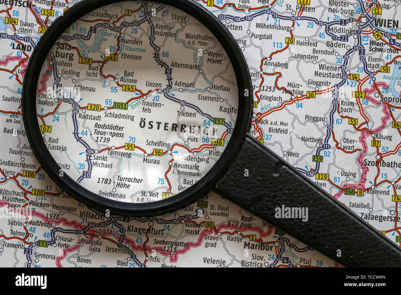 Österreich auf der Karte und Lupe. Stockfoto