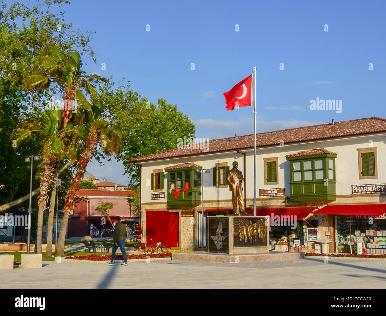 Side, Türkei - 19. April - 2019: In voller Länge bronzene Denkmal von Kemal Atatürk im Zentrum der alten Stadt. Stockfoto