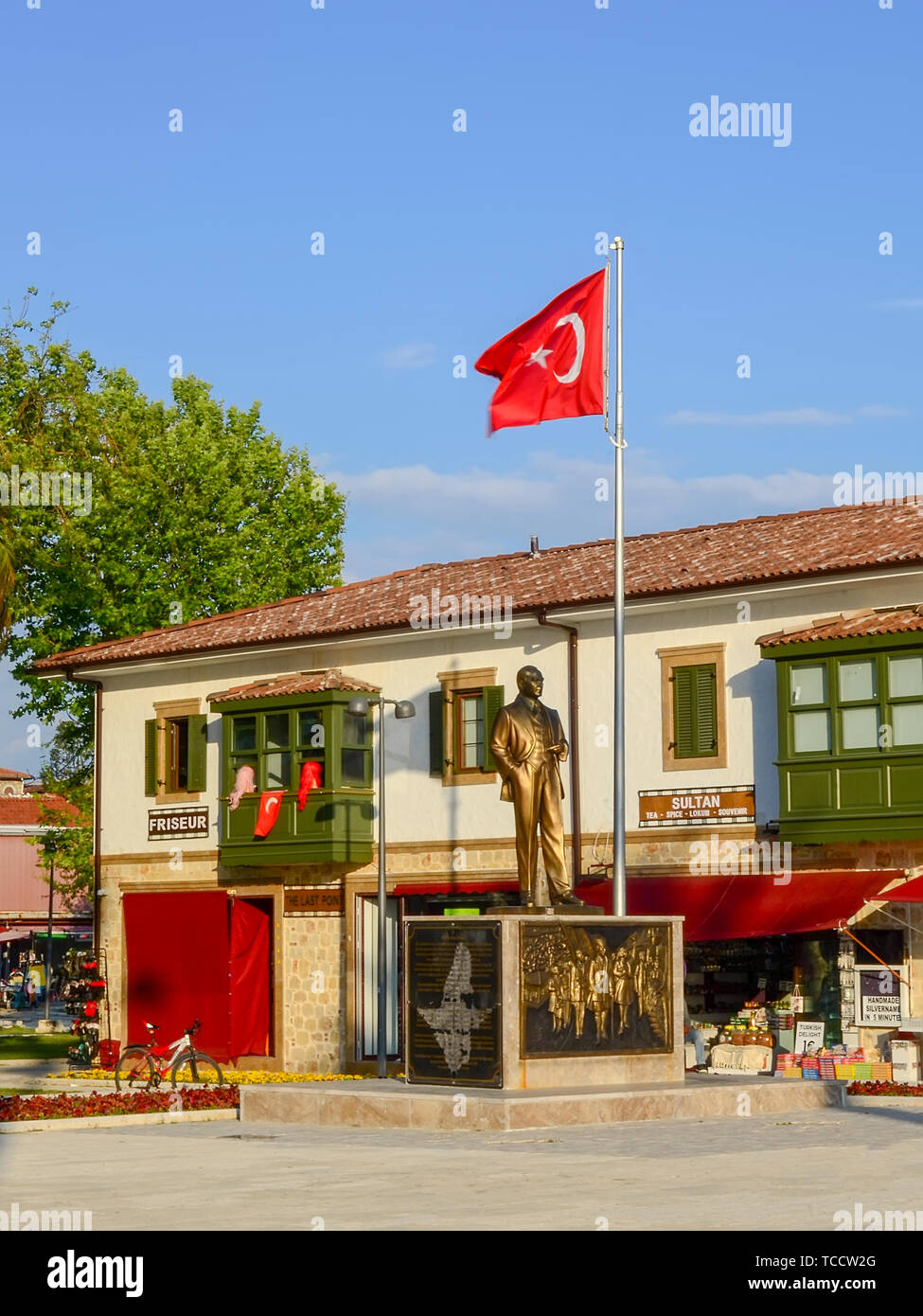 Side, Türkei - 19. April - 2019: In voller Länge bronzene Denkmal von Kemal Atatürk im Zentrum der alten Stadt. Stockfoto