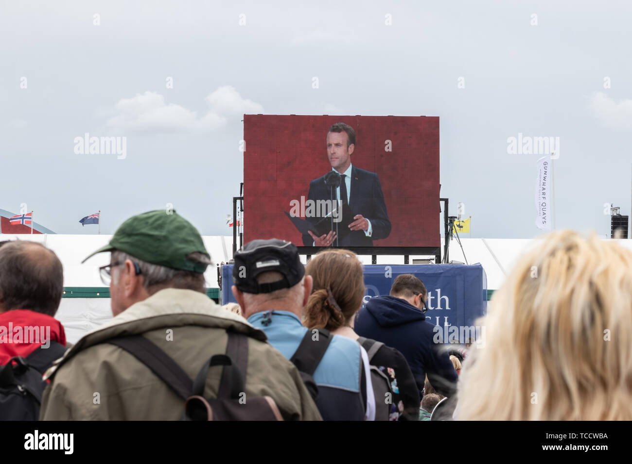 Eine Masse an einem großen Bildschirm betrachten, während Emmanuel Längestrich der französische Präsident eine Rede gibt Stockfoto