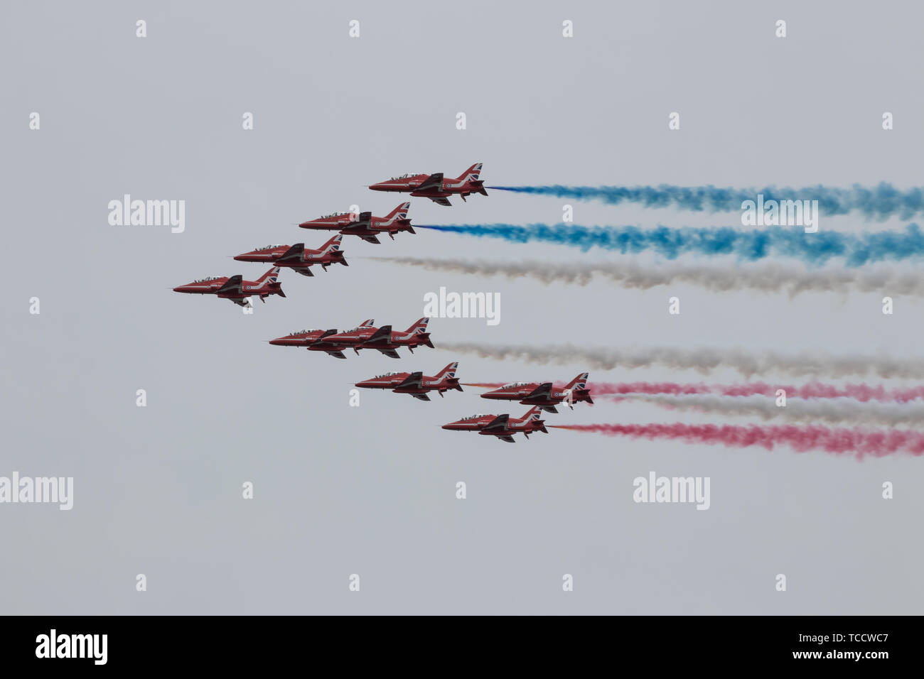 Die RAF rote Pfeile fliegen in Formation während einer Flugschau am D-Tag 75 Gedenkfeiern in Portsmouth Stockfoto