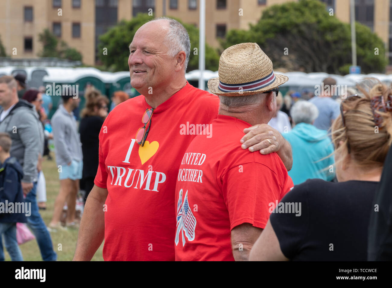 Zwei Männer mittleren Alters trägt ein T-Shirt zu lesen Ich liebe Trumpf - zusammengeführt. Stockfoto