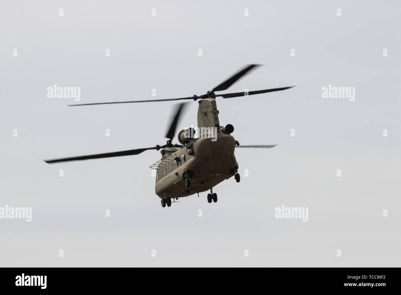 Eine militärische Chinook-Hubschrauber im Flug Stockfoto
