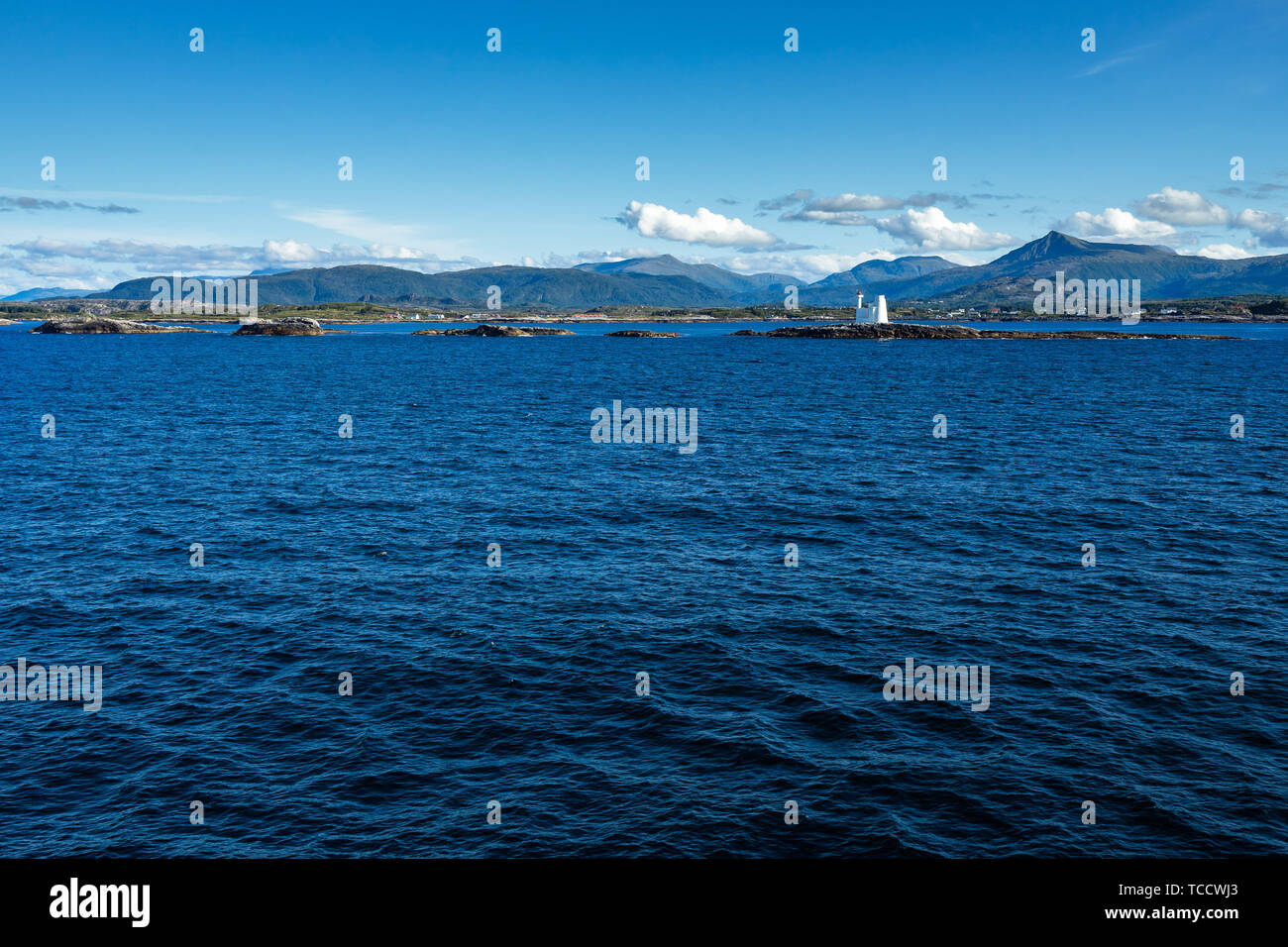 Fjordlandschaft in Norwegen in der Nähe von Kristiansund, mit einem kleinen Leuchtturm auf einer Insel, Mehr og Romsdal, Norwegen Stockfoto