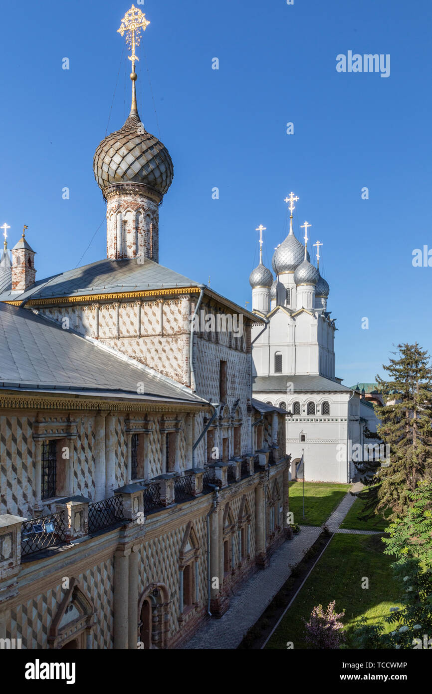 Kirche der Jungfrau hodegetria und Kirche der Auferstehung Christi, Kreml, Rostow Weliki, Russland Stockfoto
