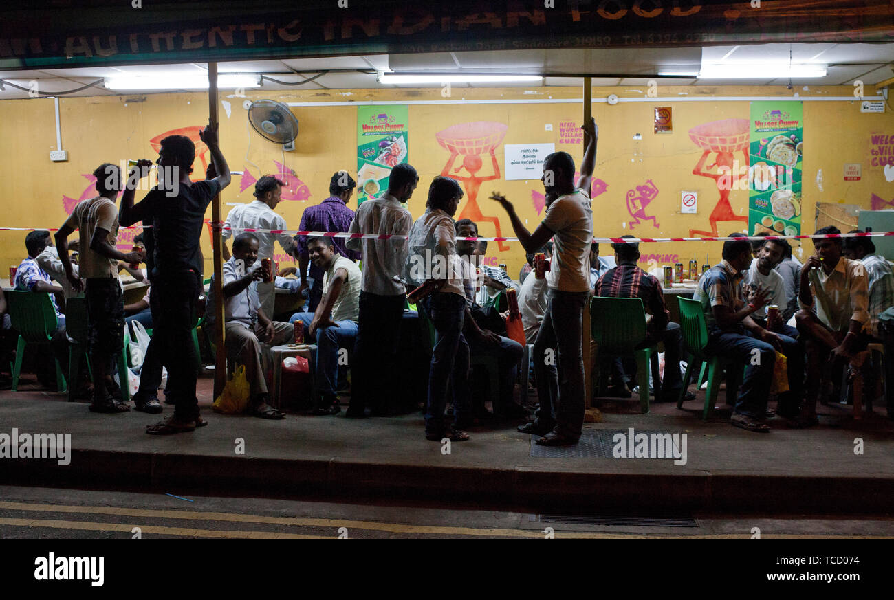 Wanderarbeiter in Little India an einem Sonntag Abend entspannen. Singapur Stockfoto
