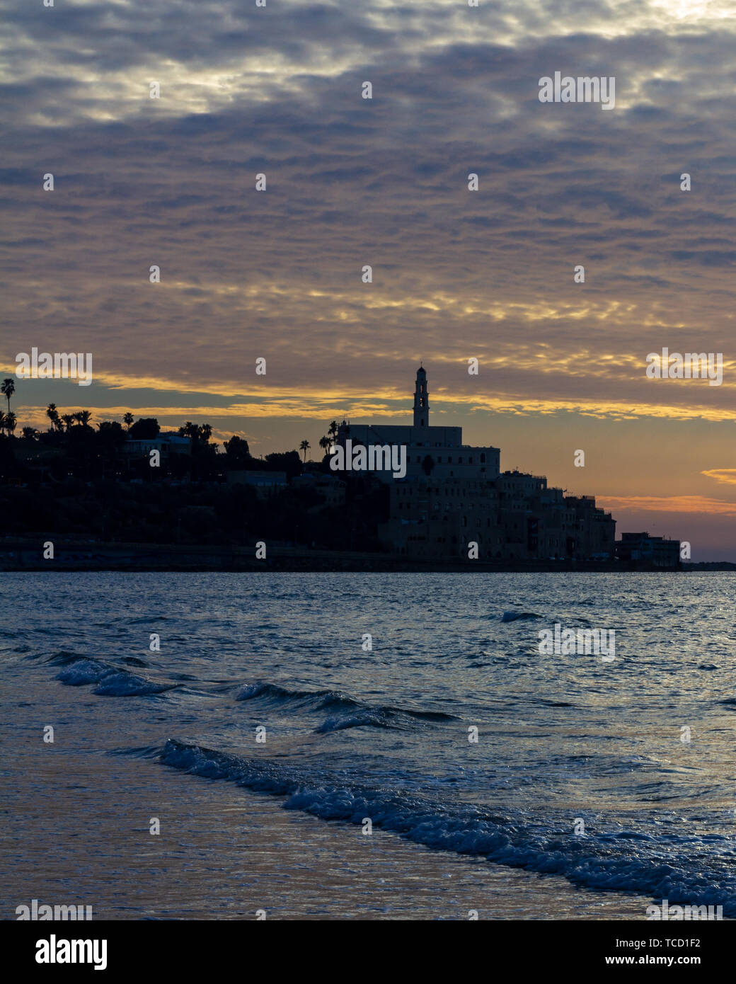 Die Altstadt von Jaffa in Silhouette unter eine texturierte Sky mit späten Tag Sonne Stockfoto