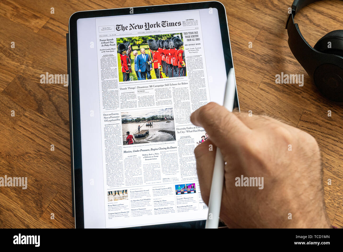 Paris, Frankreich - Jul 6, 2019: der Mensch Lesen auf Apple iPad Pro die New York Times Zeitung über Donald Trump United States presidential Besuche im Vereinigten Königreich und in Irland Stockfoto