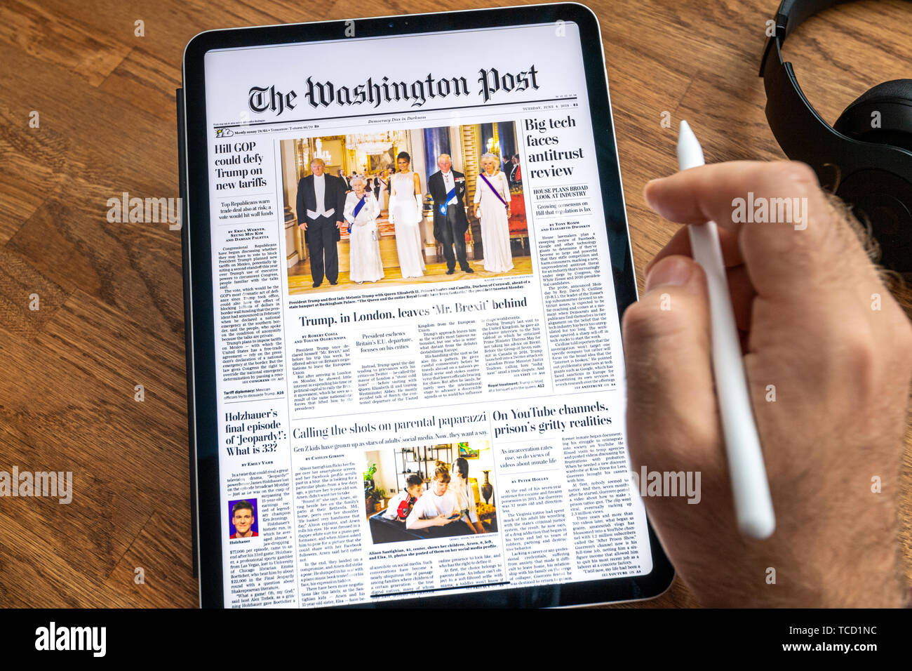 Paris, Frankreich - Jul 6, 2019: der Mensch Lesen auf Apple iPad Pro der Zeitung über Donald Melania Trump United States presidential Besuche in Irland und das Vereinigte Königreich treffen Königliche Familie Stockfoto