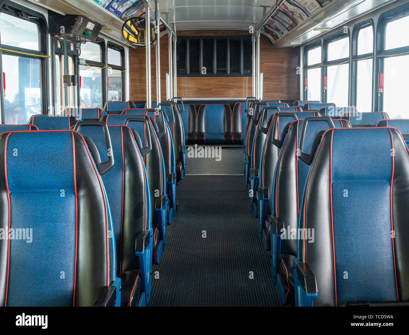 Reihen von mehreren Leder blau leere Sitze auf pendler Bus Stockfoto