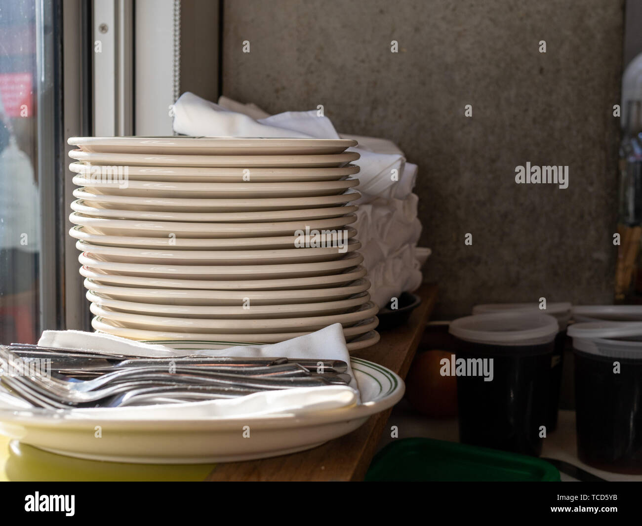 Stapel von Platten und Geräte und Behälter von Saucen Stockfoto