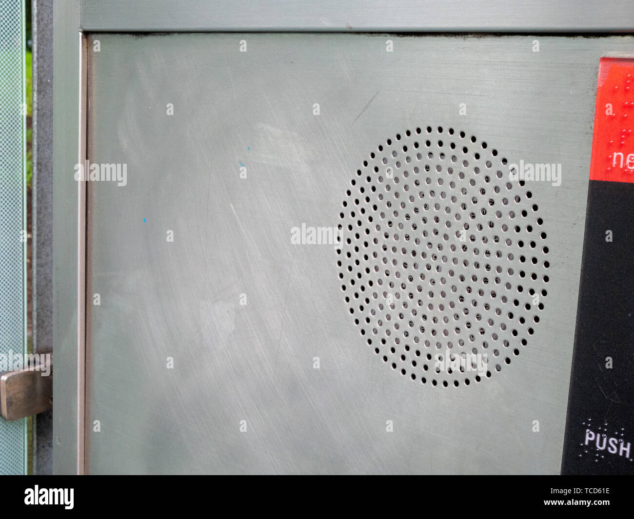 Stahl Lautsprecher an der Wand auf Public Display System Projektion Sound Stockfoto