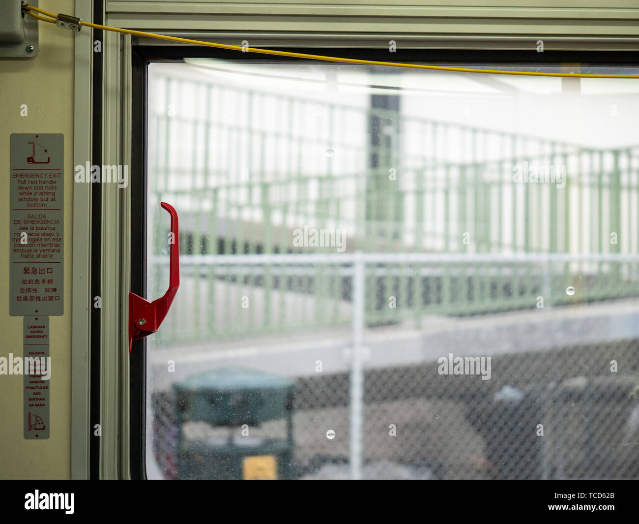 Red Notausgang griff auf Fenster auf öffentliche Verkehrsmittel Bus Stockfoto