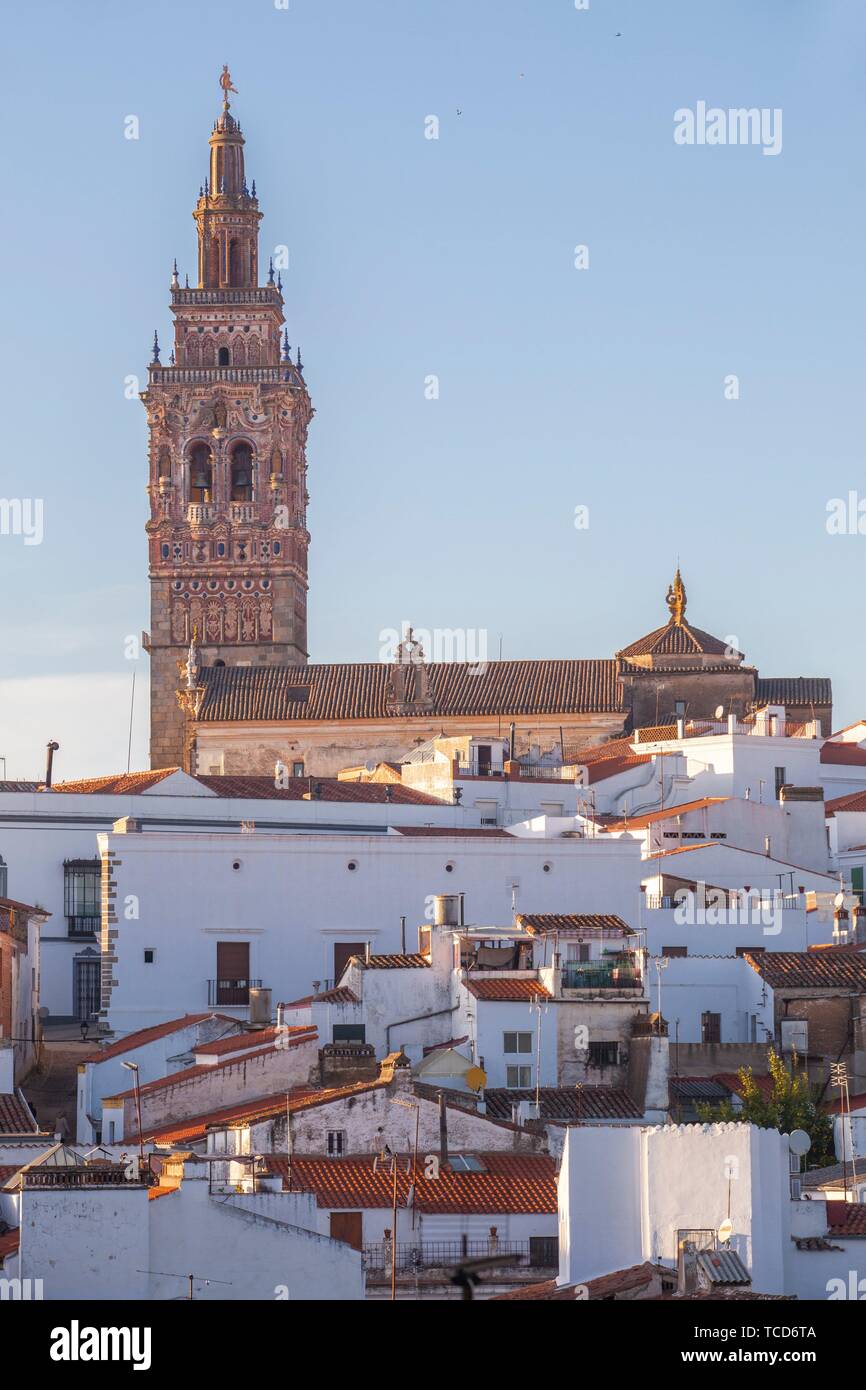 Jerez de los Caballeros Stadtbild von Templer Festung Aussichtspunkt. Kirche von San Bartolome Turm an der Unterseite. Stockfoto