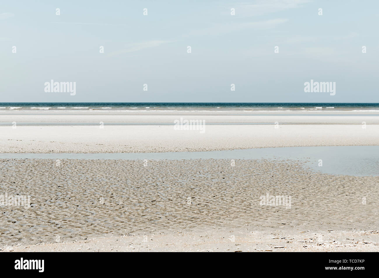 Minimalistischer Meereslandschaft mit Schichten und grünen Farbstich Stockfoto