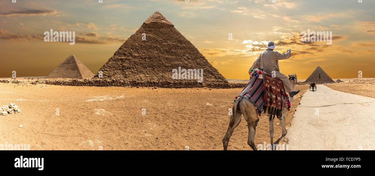 Die Pyramiden von Gizeh und ein beduine, Wüste Panorama. Stockfoto