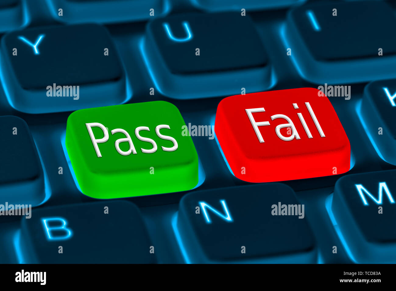 Pass oder Fail (Bestanden oder Nicht bestanden, das Bestehen oder Fehlschlagen) Tasten auf einer PC-Tastatur. Stockfoto