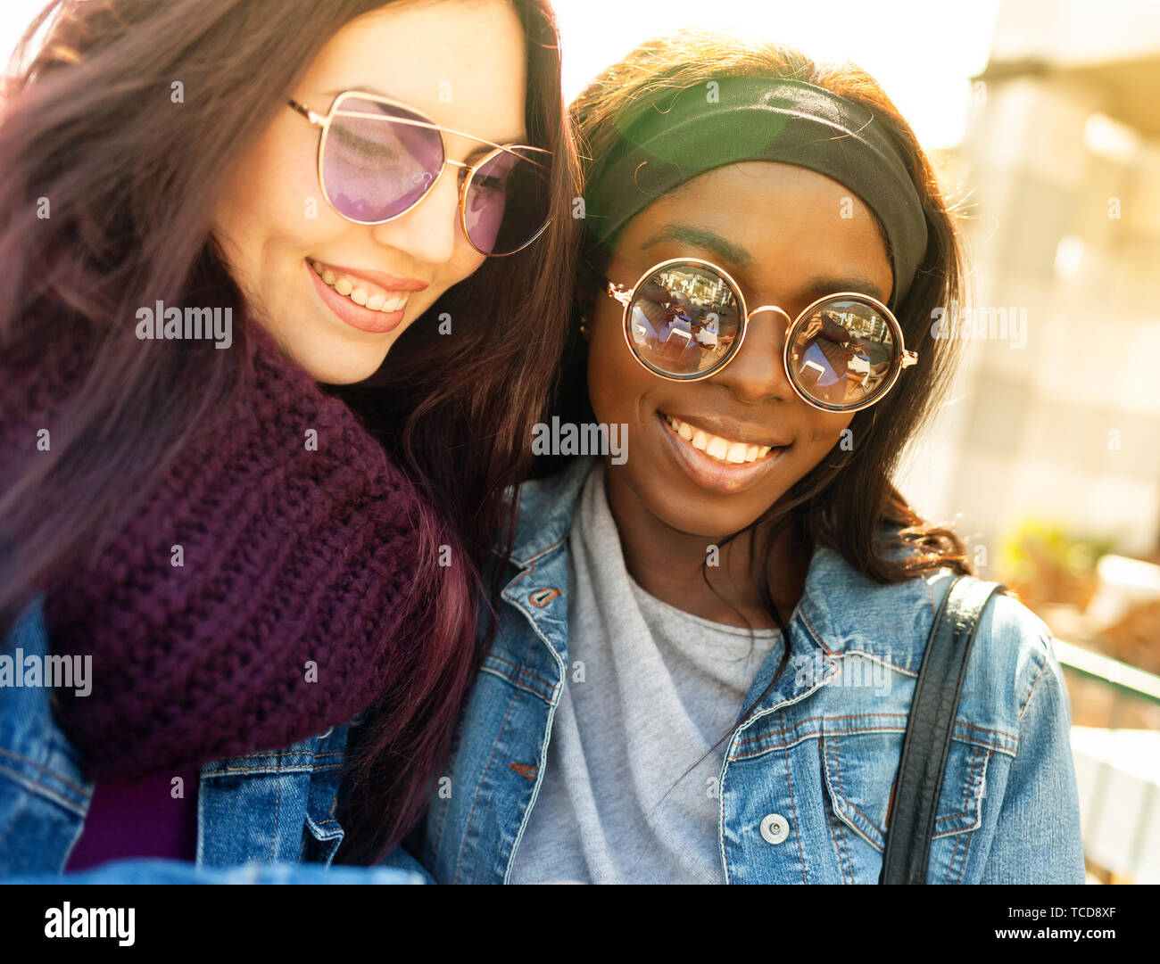 Porträt von zwei glückliche Freundinnen, Gemischtrassiges Paar der kaukasischen und Afrikanische Ethnie. Stockfoto