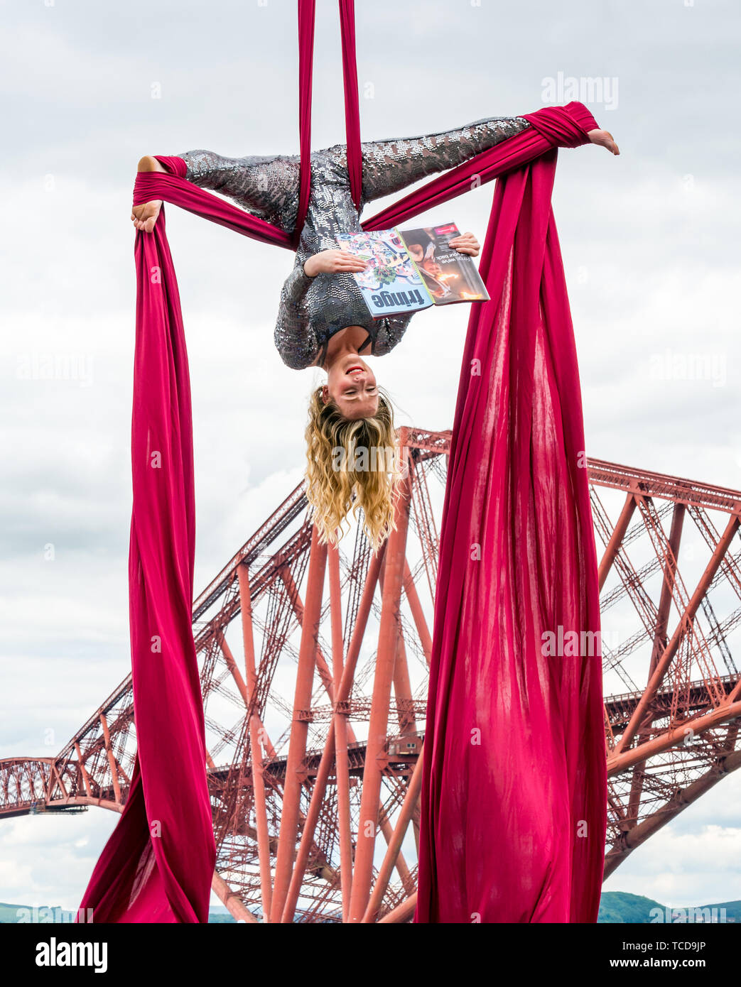 Antenne Künstler, Blaise Donald führt durch die berühmte Forth Rail Bridge, Edinburgh Festival Fringe Programm, South Queensferry, Schottland, UK Stockfoto