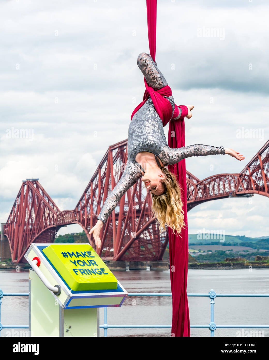 Antenne artist Blaise Donald startet Edinburgh Festival Fringe Programm & Franse Hashtag #MakeYourFringe an iconic Forth Rail Bridge, Schottland, Großbritannien Stockfoto
