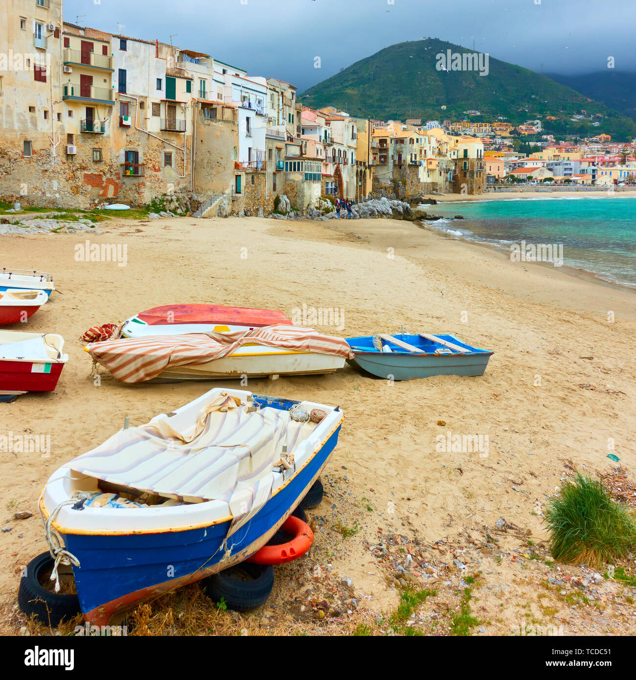 Boote auf dem Sandstrand in Cefalu, Sizilien, Italien Stockfoto