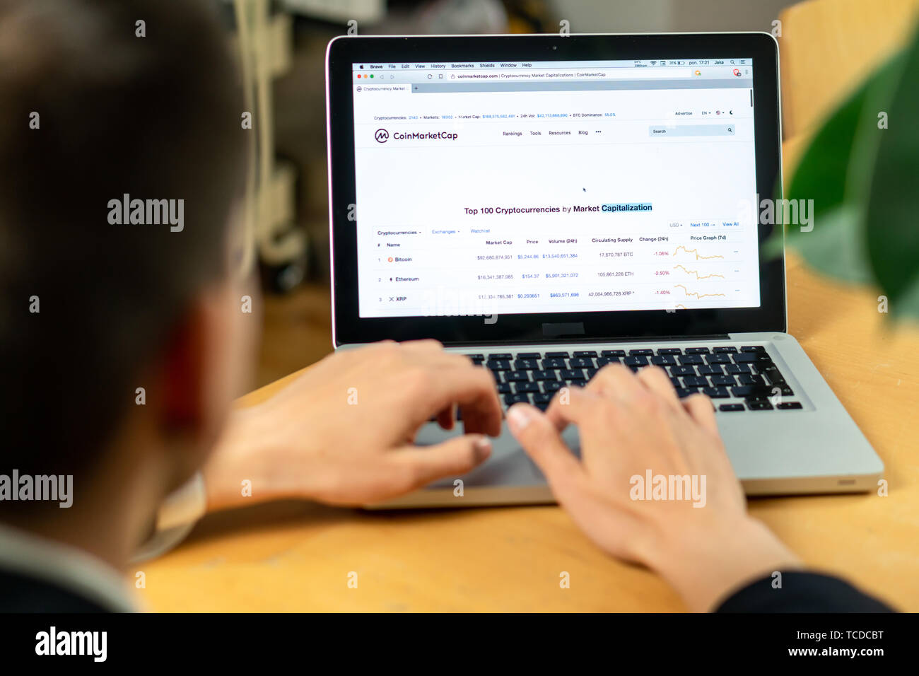 Ljubljana, Slowenien 29.4.2019: Unternehmer im Büro Schreibtisch vorn Laptop Computer mit finanziellen Diagramme und Statistiken auf der Website sitzen. Stockfoto
