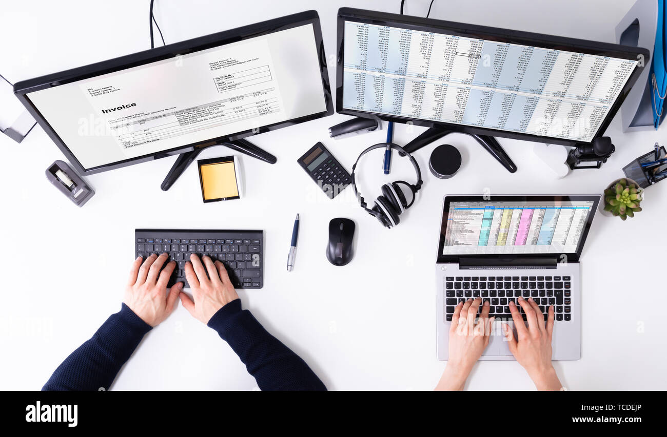 Ansicht von Geschäftsleuten aus der Hand Kontrolle Rechnung auf dem Computer über Weiß Schreibtisch Stockfoto