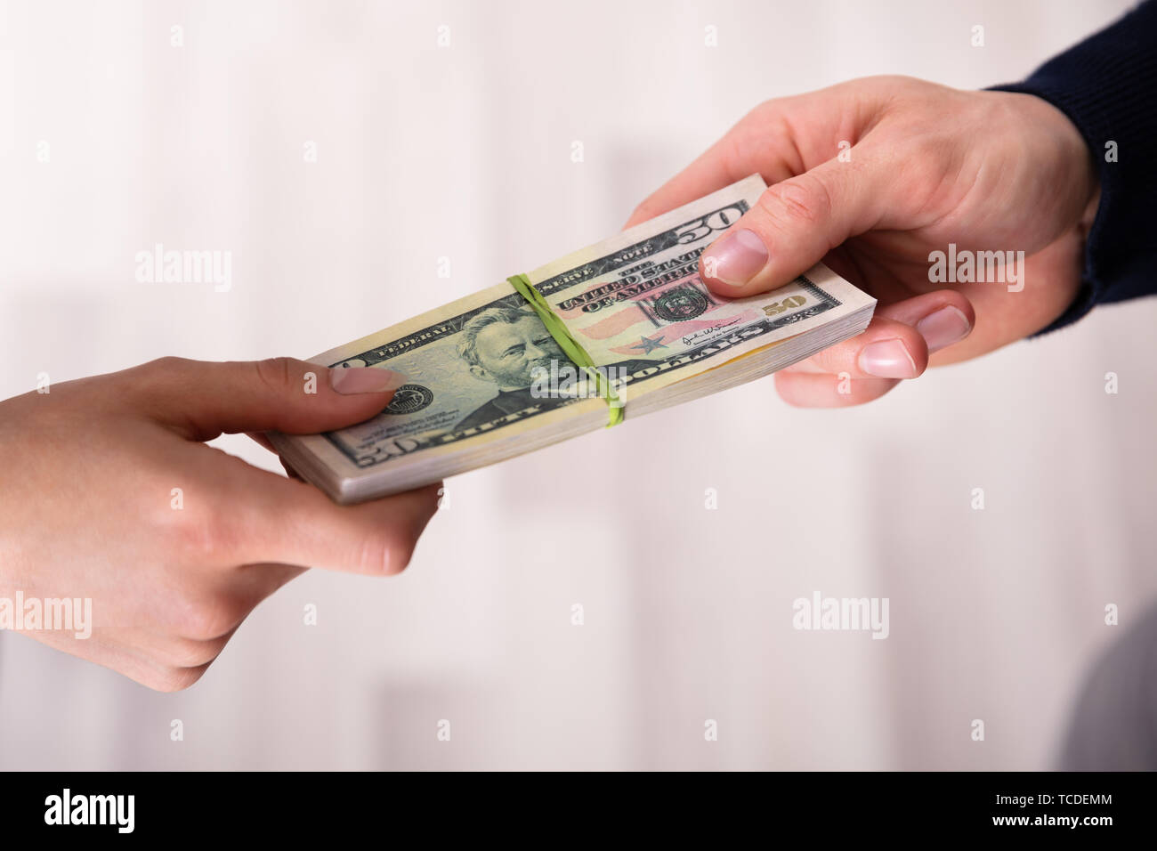 In der Nähe der menschlichen Hand das Geld austauschen Stockfoto