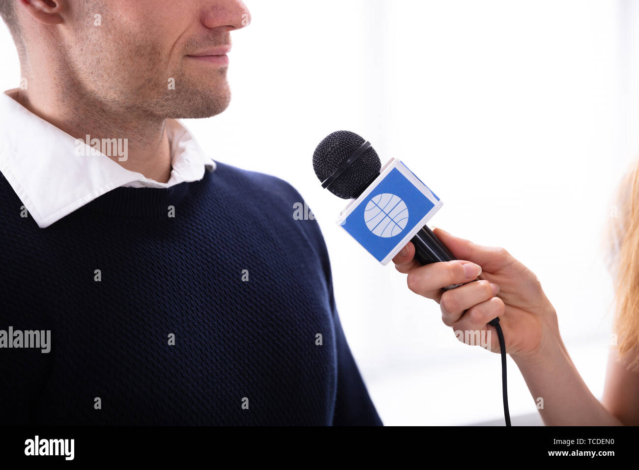 Nachrichten Reporter Fragen Frage an junge Unternehmer im Büro Stockfoto