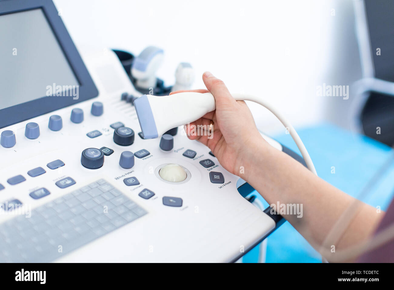 junge Frau Doktor Hände hautnah ein Ultraschall-Gerät vorbereiten. Stockfoto