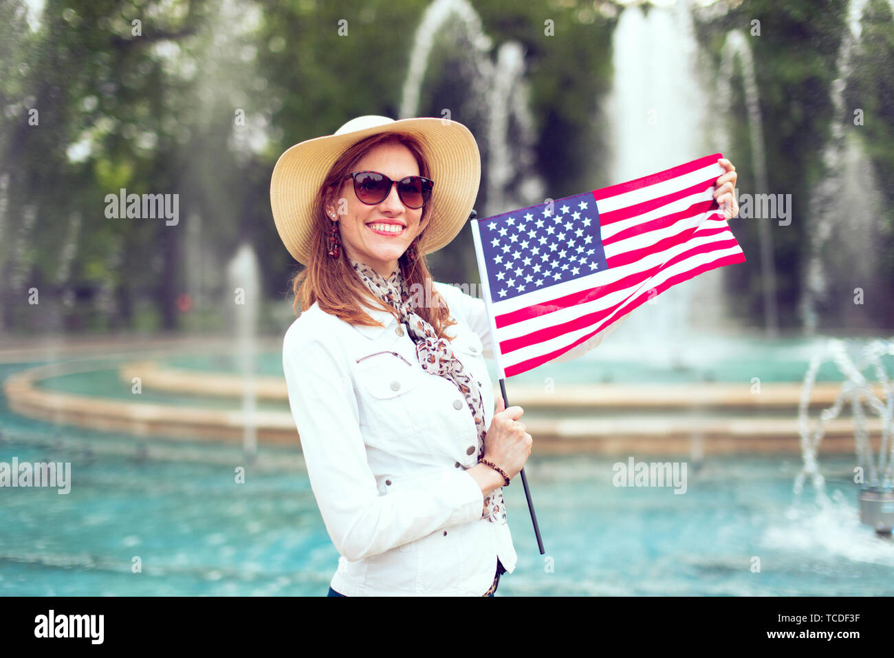 Patriotische junge Frau im Park am Tag der Unabhängigkeit, 4. Juli Stockfoto