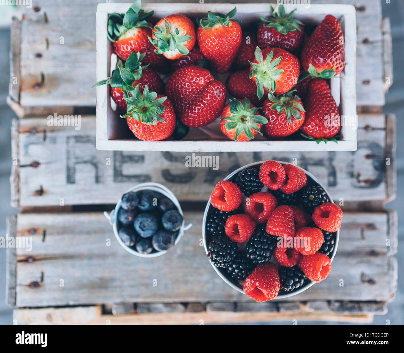 Luftaufnahme von saftigen Beeren in einer Holzkiste Stockfoto