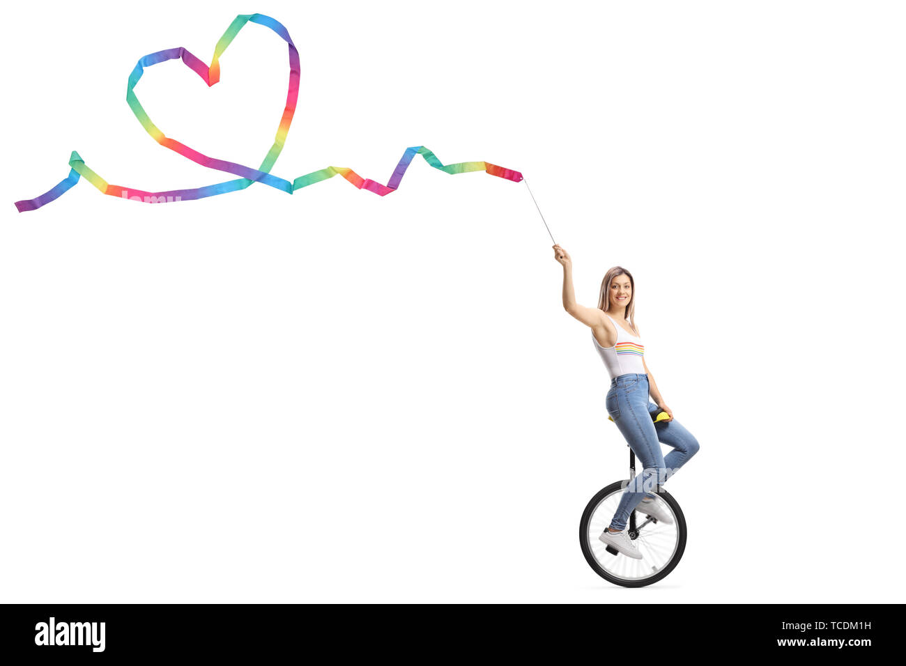 Junge weibliche Reiten monocycle und halten ein Band in Form eines Herzens auf weißem Hintergrund Stockfoto