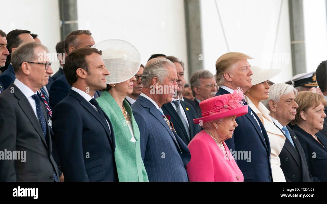 Us-Präsident Donald Trump steht mit europäischen Staats- und Regierungschefs während einer Veranstaltung anlässlich des 75. Jahrestages der D-Day Juni 5, 2019 in Portsmouth, England. Stehend von links nach rechts: Philip kann, Ehemann der britische Premierminister Theresa May, der französische Präsident Emmanuel Längestrich, der britische Premierminister Theresa May, Prinz Charles, Königin Elisabeth II., US-Präsident Donald Trump, erste Dame Melania Trump, griechische Präsident Prokopis Pavlopoulos und die deutsche Bundeskanzlerin Angela Merkel. Stockfoto