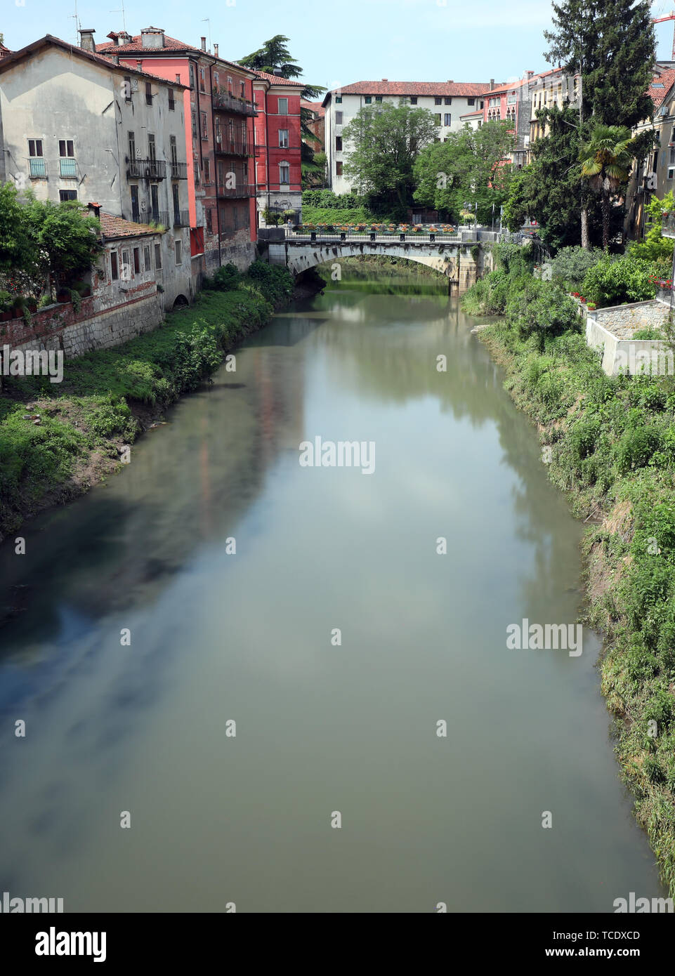 Fluß Retrone in Vicenza Stadt in Italien und die Saint Paul Brücke Ponte San Paolo in italienischer Sprache mit langer Belichtungszeit Wirkung Stockfoto