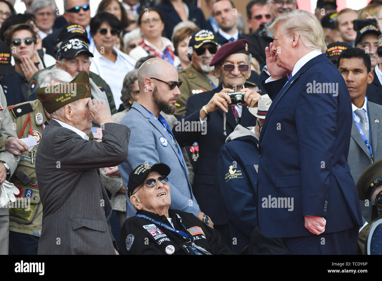 Ein Weltkriegveteran begrüßt Präsident Donald J. Trumpf beim 75-jährige Jubiläumsfeier des D-Day in der Normandie amerikanische Friedhof und Denkmal in Colleville-sur-Mer, Frankreich, 6. Juni 2019. Mehr als 1.300 US-Service Mitglieder mit 950 Soldaten aus ganz Europa und Kanada zusammen, haben sich angenähert im Nordwesten von Frankreich den 75. Jahrestag des Kriegsendes Operation Overlord, der alliierten Invasion in der Normandie, die gemeinhin als D-Day bekannt zu gedenken. Stockfoto