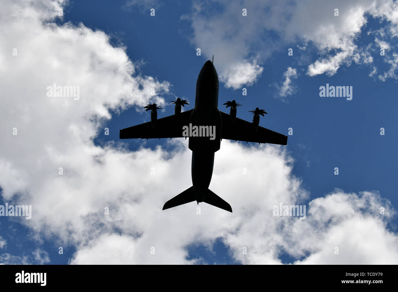 Us-amerikanische und französische Militärflugzeuge multiple flyover Demonstrationen während der Feier des 75. Jahrestages der D-Day in der Normandie amerikanische Friedhof und Denkmal, 6. Juni 2019. Die Zeremonie ist die Spitze von mehr als 80 Veranstaltungen zum Gedenken an den 75. Jahrestag des D-Day, dem größten multi-nationalen amphibische Landung und operativen militärischen Airdrop in der Geschichte und markiert den USA unerschütterliches Engagement für den europäischen Verbündeten und Partnern. Mehr als 1.300 US-service Mitglieder mit 950 Soldaten aus ganz Europa und Kanada zusammen, im Nordwesten von Frankreich zu konvergieren Stockfoto