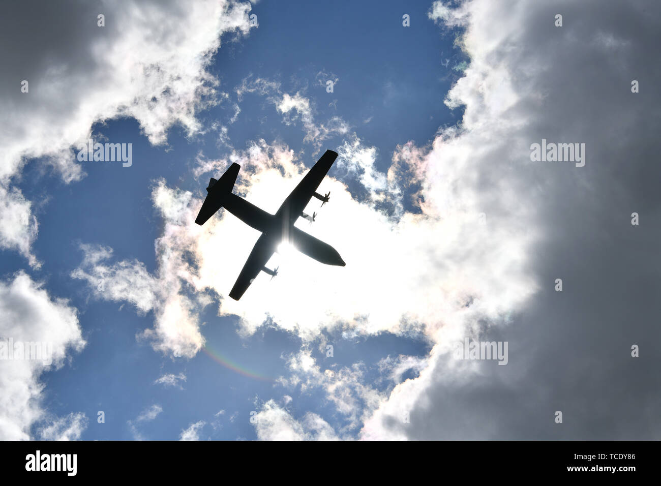 Us-amerikanische und französische Militärflugzeuge multiple flyover Demonstrationen während der Feier des 75. Jahrestages der D-Day in der Normandie amerikanische Friedhof und Denkmal, 6. Juni 2019. Die Zeremonie ist die Spitze von mehr als 80 Veranstaltungen zum Gedenken an den 75. Jahrestag des D-Day, dem größten multi-nationalen amphibische Landung und operativen militärischen Airdrop in der Geschichte und markiert den USA unerschütterliches Engagement für den europäischen Verbündeten und Partnern. Mehr als 1.300 US-service Mitglieder mit 950 Soldaten aus ganz Europa und Kanada zusammen, im Nordwesten von Frankreich zu konvergieren Stockfoto