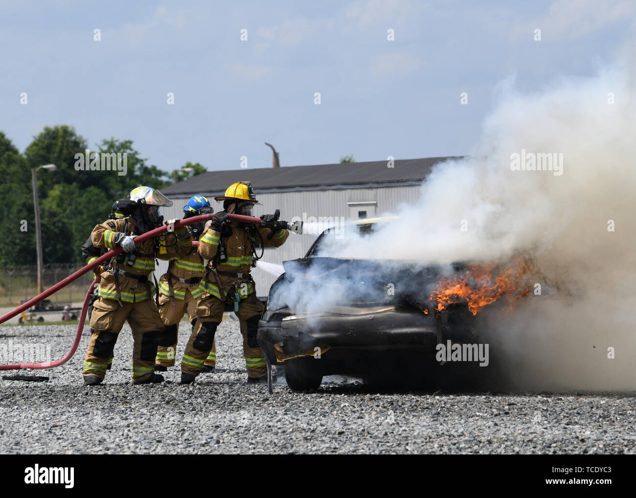 Feuerwehrmänner aus ein Auto Feuer während der Übung Global Dragon 2019 Mai 31, 2019, Perry, Ga Live Fire Training während der 24 Stunden Übung die Flieger von der Feuerwehr die Möglichkeit, komfortabel mit Feuer in kontrollierten Szenarien zu erhalten, so dass Sie wissen, wie Sie in einer realen Situation zu reagieren. (U.S. Air National Guard Foto von Airman Sara Kolinski) Stockfoto