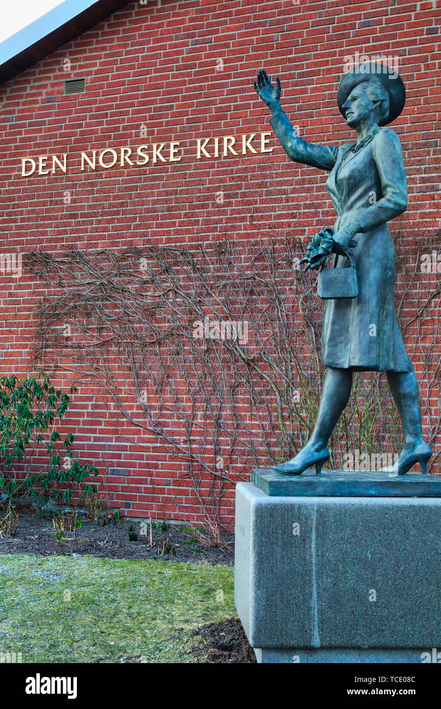 Skulptur von Crown Princess Martha außerhalb Kronprinzessin Marta's Kirche, (Norwegische Kirche in Schweden), Södermalm, Stockholm, Schweden, Skandinavien Stockfoto