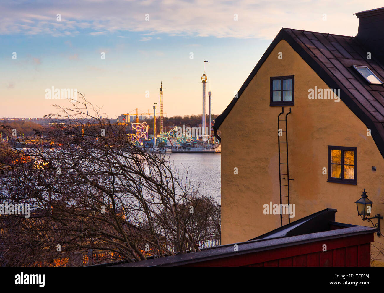 Leiter seite des Hauses mit Vergnügungspark Gröna Lund im Hintergrund, von Anna Lindhagen's Park, Stigberget, Södermalm, Stockholm, Schweden Stockfoto