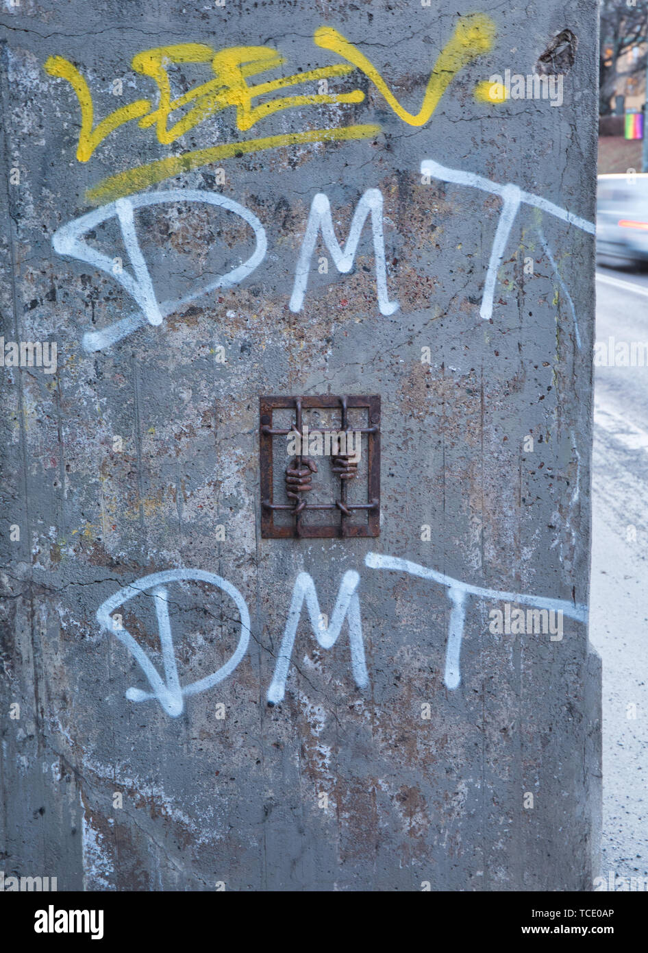 Skulptur in Beton zwei Hände, die Bars, die von Graffiti, Hornsgatan, Södermalm, Stockholm, Schweden, Skandinavien umgeben Stockfoto